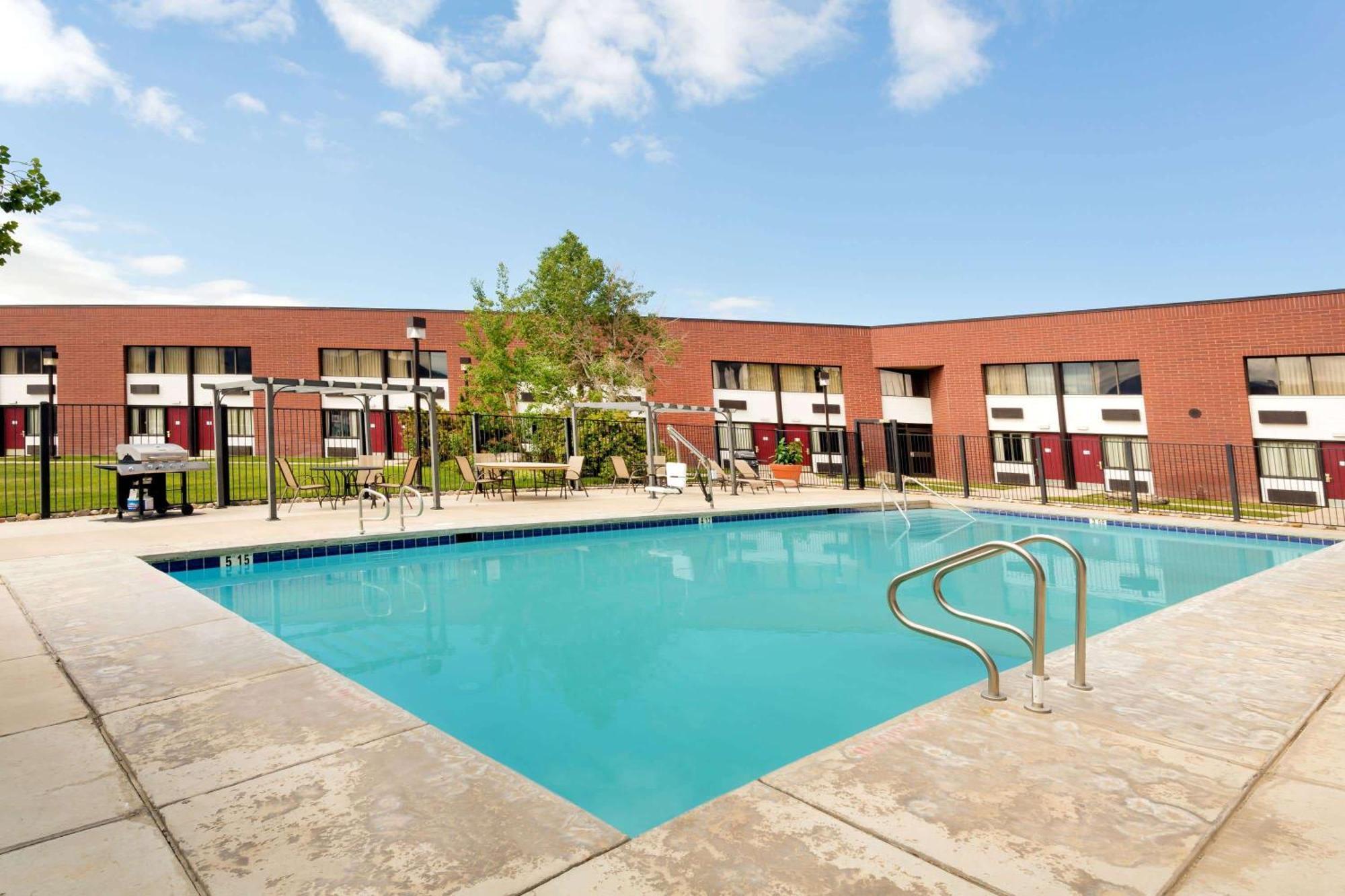 Ramada By Wyndham Cedar City Extérieur photo