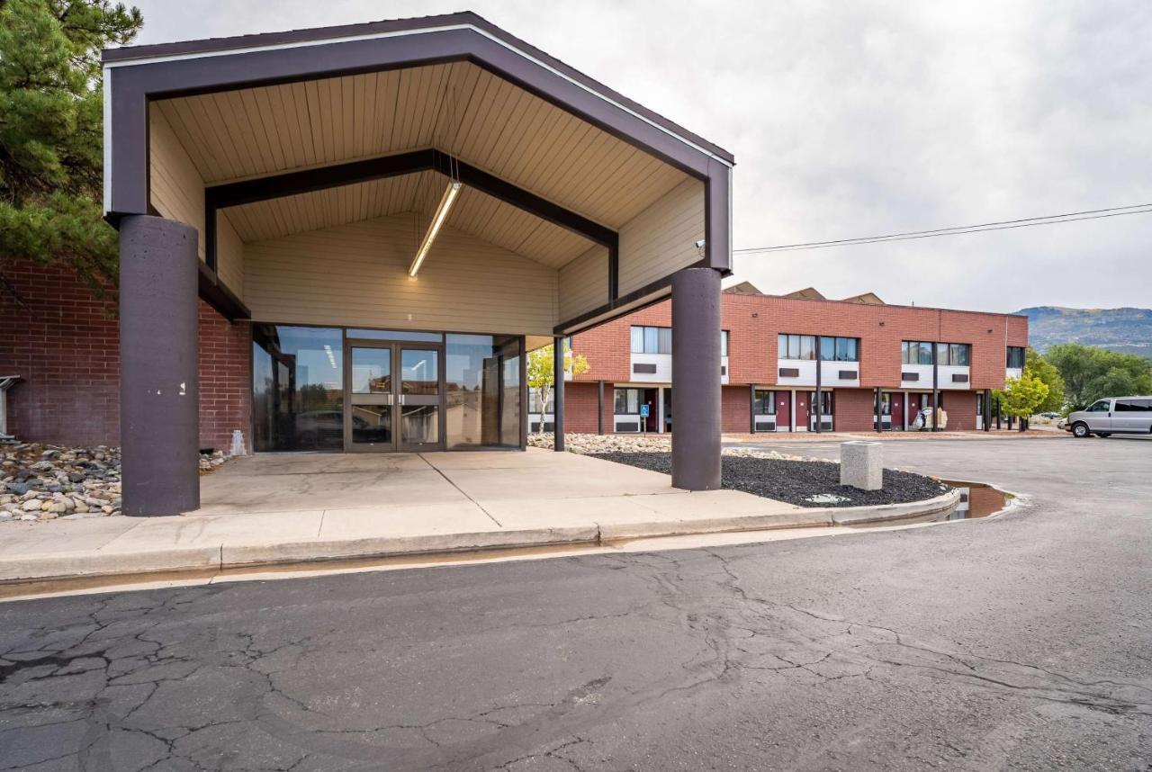 Ramada By Wyndham Cedar City Extérieur photo