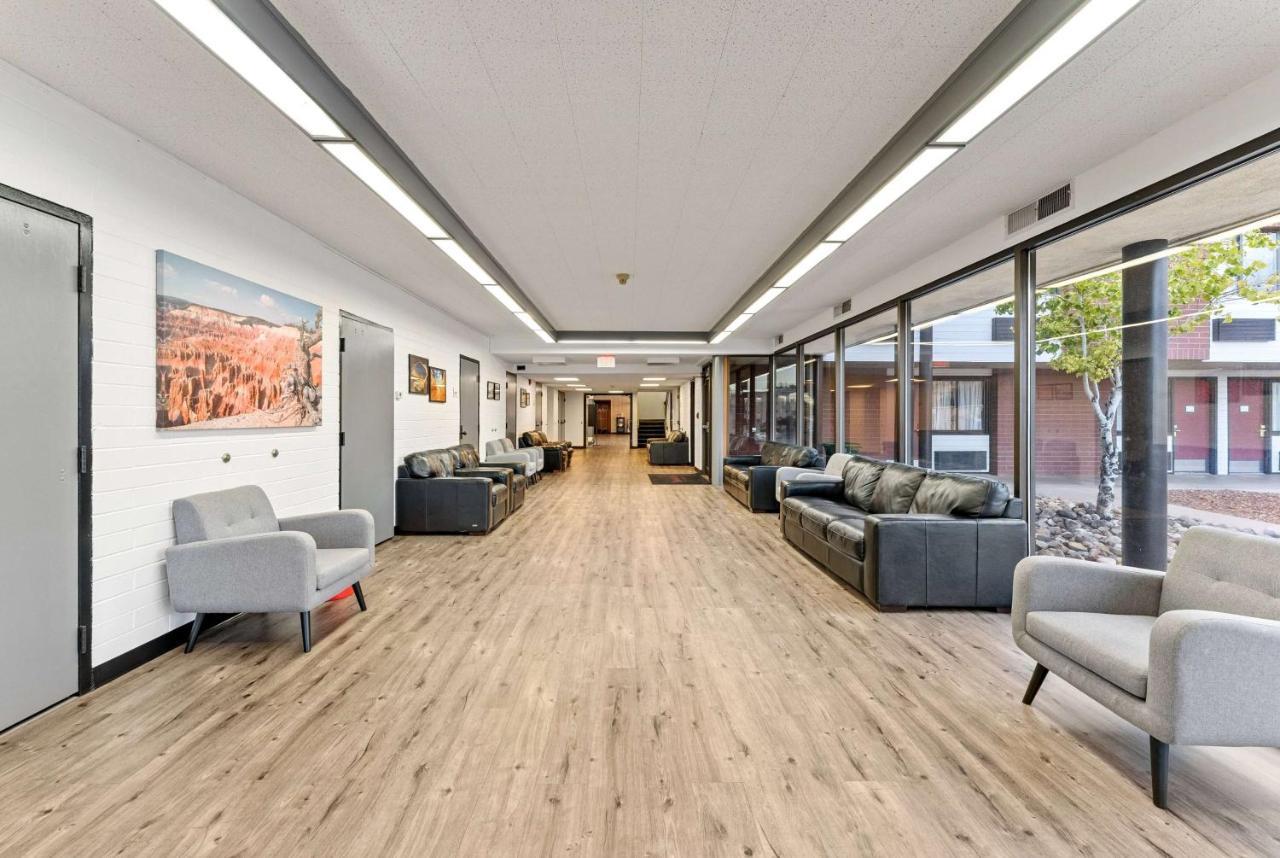 Ramada By Wyndham Cedar City Extérieur photo