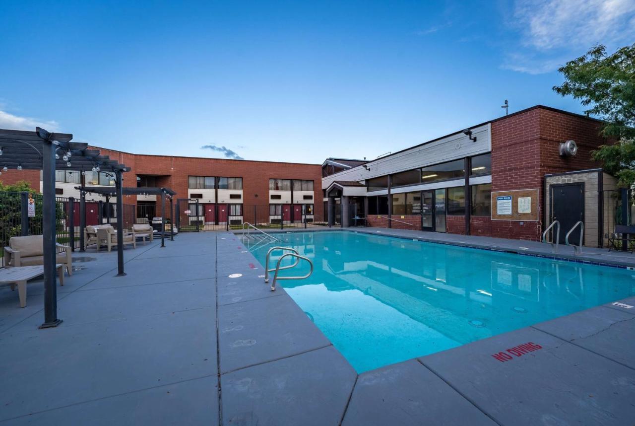 Ramada By Wyndham Cedar City Extérieur photo