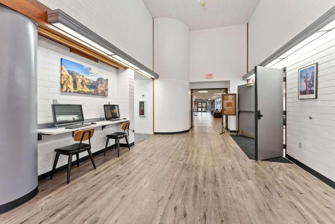 Ramada By Wyndham Cedar City Extérieur photo